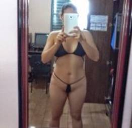 Casada gostosa fazendo selfie para enviar para o amante