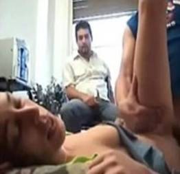 Corno assistindo a sua mulher gozando com outro
