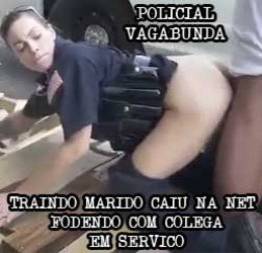 Policial vagabunda traindo marido e dando a buceta pro parceiro na viatura