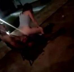Novinha deliciosa perdeu a linha na festa da faculdade e deu aos amigos