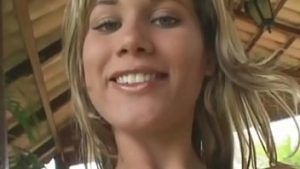 Loira linda como uma obra de arte de perfeição