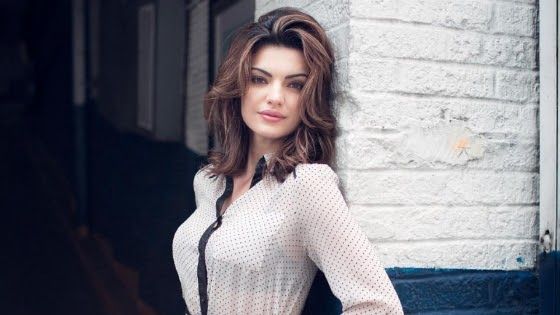 Mayana neiva pelada em cena de sexo no filme água dos porcos