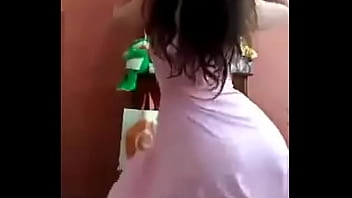 Branquinha muito safada tirou o vestidinho e ficou nua no video