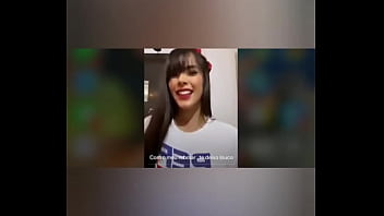 Juliana bonde se exibindo e tocando uma siririca