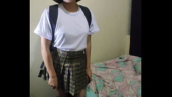 Adolescente colegiala puta mexicana llega del colegio y se comienza a tocar su rico y húmedo coñito mientras