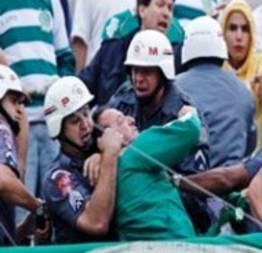 Policial apanha do bêbado