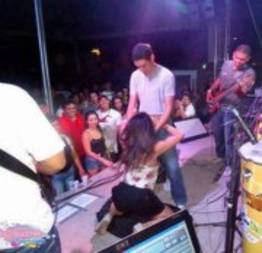 Mulher faz sexo oral no palco em show