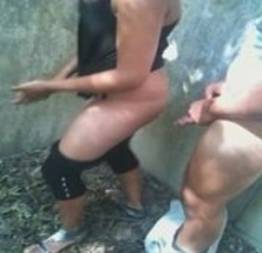 Comendo a putinha atras do muro