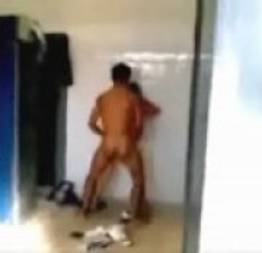 Flagrou a trepada amadora no banheiro da escola