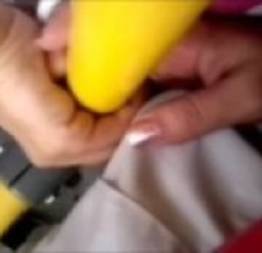 Deixou o cara do ônibus esfregar a rola na mãozinha dela