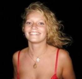 Novinha adora ficar pelada na luz do luar