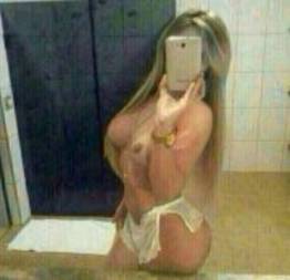 Loira turbinada tirando selfie porno para o amante