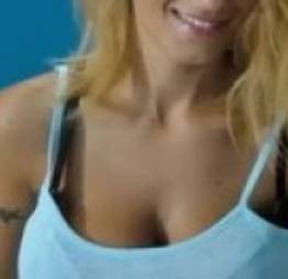Ninfeta gostosa coloca peruca para fazer sexo virtual com o tio