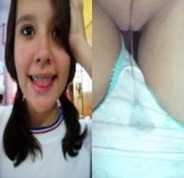 Novinha gatinha molhando a calcinha de tesão