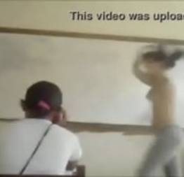 Professor saiu e a novinha tirou a roupa na sala de aula