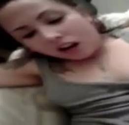 Corno deixa estranho gozar na buceta de sua esposa