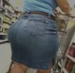 Punheteiro filmando a bunda da coroa