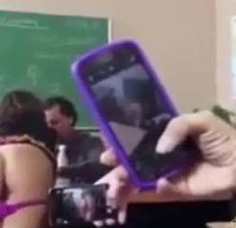 Amiga pagando aposta e mostrando o cu na sala de aula