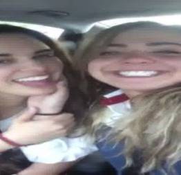 Duas gostosa se beijando e se acariciando