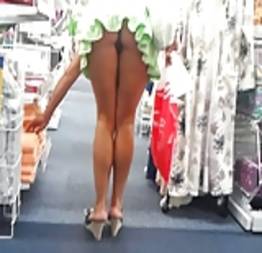Foi para a loja fazer compras e esqueceu a calcinha em casa