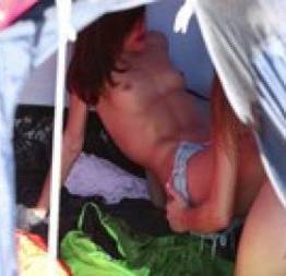Camping babes kissing babes - mulheres nuas, vídeo de sexo grátis