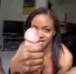 Gostosa rabuda segurando a pica do namorado - nega sexynega sexy