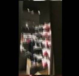 Namorada pagando boquete e batendo uma no provador da loja