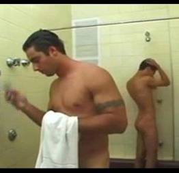 Salva-vidas brasileiro afoga o ganso no novinho - super porno gay