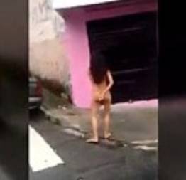 Novinha se revolta em casa e fica pelada e anda pela rua