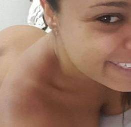 Morena atraente que gosta de sexo casual