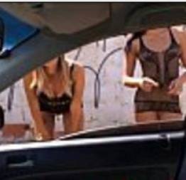 No carro dando umas voltas e olhando os produtos de primeira