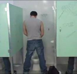 O perigo se masturba na cabine ao lado - super porno gay
