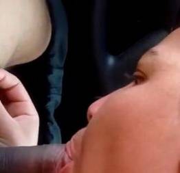 Vadia babando a rola do amante dentro do carro