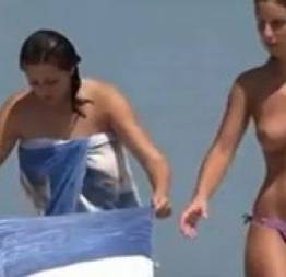 Flagra amigas tesudas peladas na praia onde ficam deixando os homens loucos de t