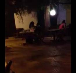No portao da casa filmando sexo na praça