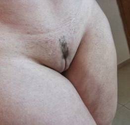 Posando com suas fantasias sexuais peladinha e arreganhadinha