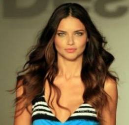 Adriana lima flagrada em bastidores de ensaio sensual