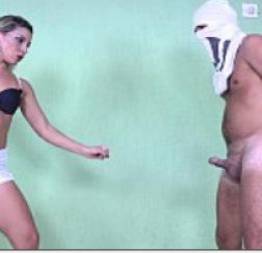 Atriz porno parecida com a tati minerato enfrentando uma rola durinha