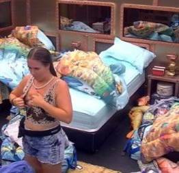 Patricia pagando peitinho no big brother brasil 18