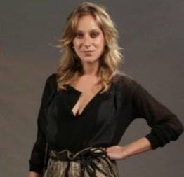 Caroline abras pelada em cena de sexo na série - o mecanismo