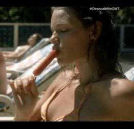 Laura neiva chupando gostoso em cena sensual na série desnude
