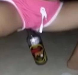 Novinha de 18 anos desafiada a senta a buceta na garrada de vidro