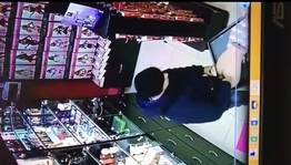 Flagra sex shop homem comendo boneca inflável