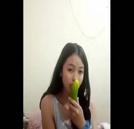 Por falta de rola novinha usa o pepino mesmo