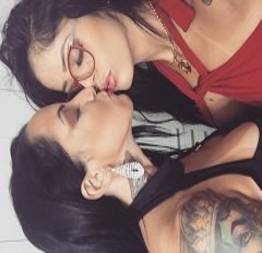 Elisa Sanches e Shayenne Samara esfregando bucetinhas