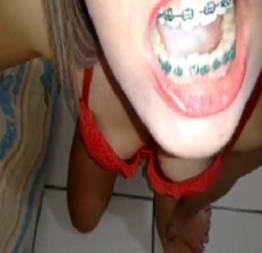 Novinha de aparelho mamando até a ultima gota