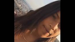 Delícia morena novinha exibe marquinha da xana