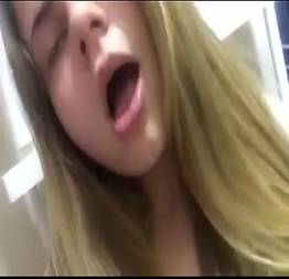 Ninfeta gozando com o dedo na xereca lisinha depilada