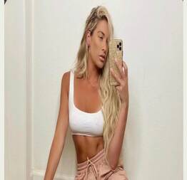 Lutadora e modelo kelly kelly pagando peitinho em vídeo no tik tok