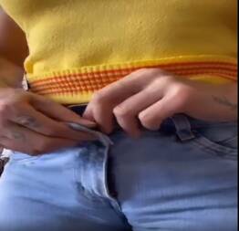 Novinha Tirando A Calça Jeans - Novinha Do Zap Safada